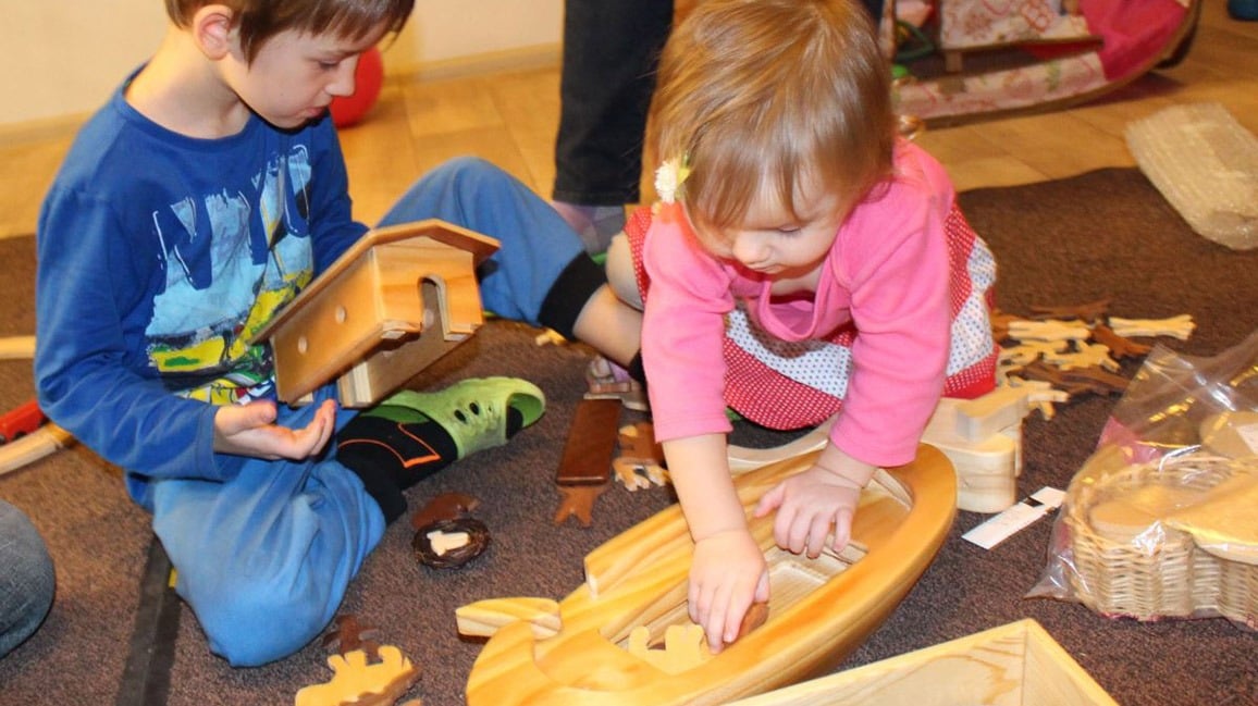 Kids playing with Noah's Ark
